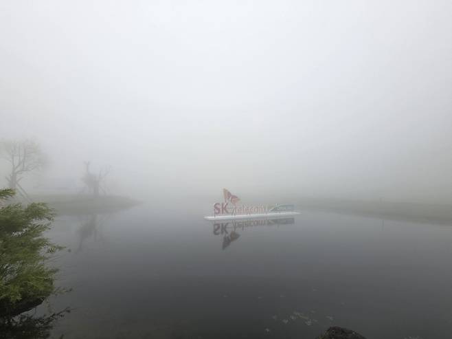 15일 오전 짙은 안개가 낀 핀크스 골프클럽 18번 홀 그린.&nbsp; &nbsp; 사진=KPGA 제공