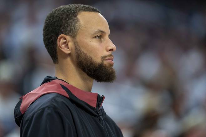 <yonhap photo-5016=""> May 8, 2025; Minneapolis, Minnesota, USA; Golden State Warriors guard Stephen Curry (30) looks on from the bench against the Minnesota Timberwolves in the second half during game two of the second round for the 2025 NBA Playoffs at Target Center. Mandatory Credit: Jesse Johnson-Imagn Images/2025-05-09 12:42:57/ <저작권자 ⓒ 1980-2025 ㈜연합뉴스. 무단 전재 재배포 금지, AI 학습 및 활용 금지></yonhap>