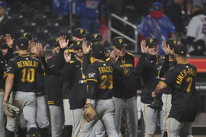 <yonhap photo-4812=""> The Pittsburgh Pirates celebrates after a baseball game against the New York Mets Wednesday, May 14, 2025, in New York. (AP Photo/Frank Franklin II)/2025-05-15 11:35:41/ <저작권자 ⓒ 1980-2025 ㈜연합뉴스. 무단 전재 재배포 금지, AI 학습 및 활용 금지></yonhap>