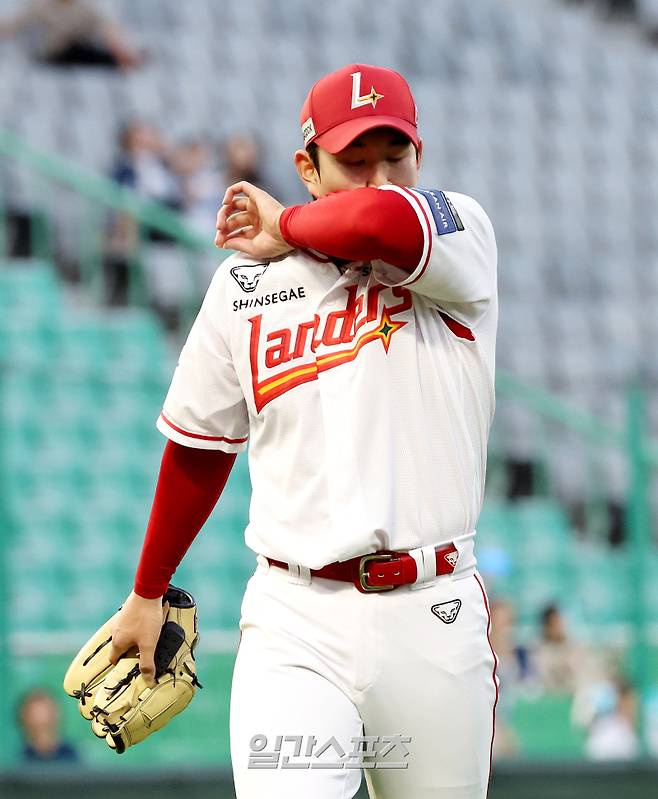 2025 KB0리그 프로야구 SSG랜더스와 NC다이노스의 경기가 14일 오후 인천SSG랜더스필드에서 열렸다. 3회초 2사 1,2루 선발 송영진이 강판되고 있다. 인천=김민규 기자 mgkim1@edaily.co.kr /2025.05.14/