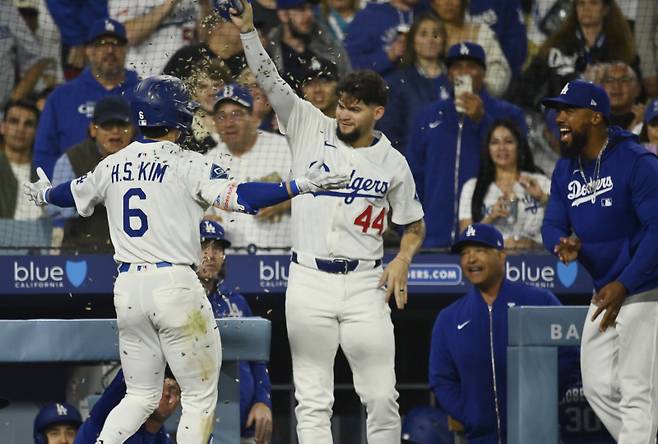 <yonhap photo-6531="">15일(한국시간) 메이저리그 데뷔 첫 홈런을 때려낸 김하성이 동료들의 축하를 받고 있다. [UPI=연합뉴스]</yonhap>