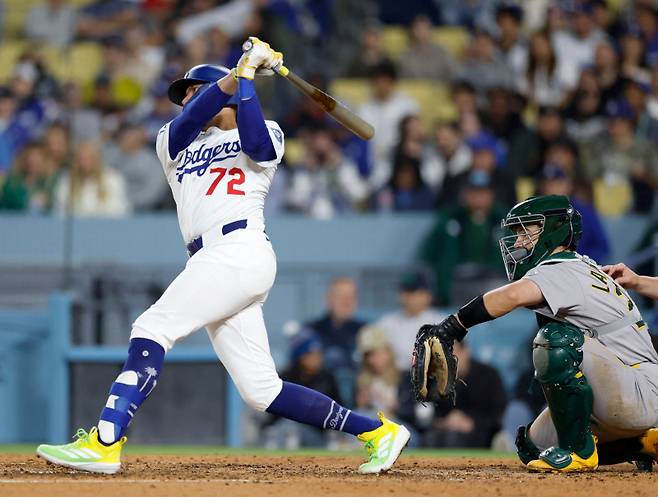 <yonhap photo-5653="">15일(한국시간) 경기에서 김혜성을 대신해 대타로 출전한 미겔 로하스. [AFP=연합뉴스]</yonhap>