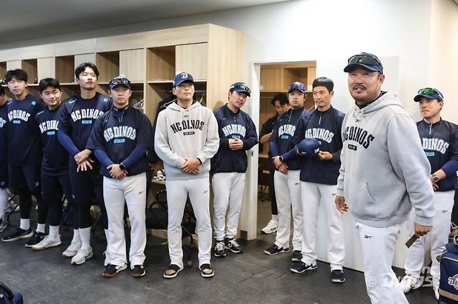 NC 이호준 감독(오른쪽)에게 스승의 날 선물을 건네는 NC 선수들. NC 제공