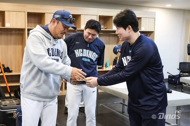 NC 이호준 감독(오른쪽)에게 스승의 날 선물을 건네는 NC 선수들. NC 제공