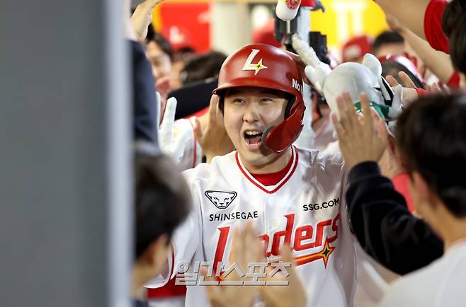2025 KB0리그 프로야구 SSG랜더스와 NC다이노스의 경기가 15일 오후 인천SSG랜더스필드에서 열렸다. 6회말 1사 1,2루 최정이 스리런홈런을 치고 홈인해 환하게 웃으며 동료들의 축하를 받고 있다. 인천=김민규 기자 mgkim1@edaily.co.kr /2025.05.15/