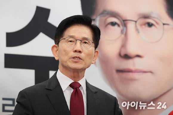 김문수 국민의힘 대선 후보가 15일 국회에서 긴급 기자회견을 열고 발언하고 있다. [사진=곽영래 기자]