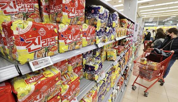 서울 한 대형마트에서 진열된 오뚜기 라면. [사진=연합뉴스]