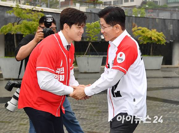 국민의힘 김문수 대선 후보가 15일 오전 서울 구로구 신도림역 앞에서 지원 유세에 나선 김용태 비대위원장과 인사를 하고 있다. [사진=곽영래 기자]