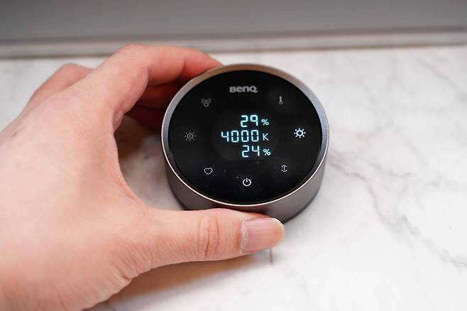 무선 컨트롤러도 기존 배터리 교환식이 아닌 내장형으로 개선됐다. 1회 충전 시 최대 3개월 사용 가능하다 / 출처=IT동아