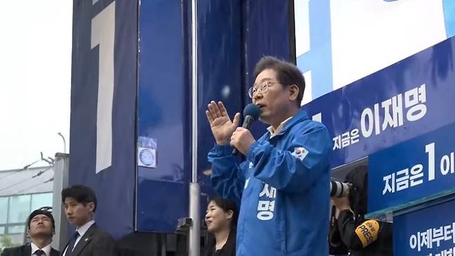 이재명 대선 후보가 15일 전남 순천시 연향동 패션의 거리에서 열린 유세에서 연설하고 있다. ('델리민주' 캡처)
