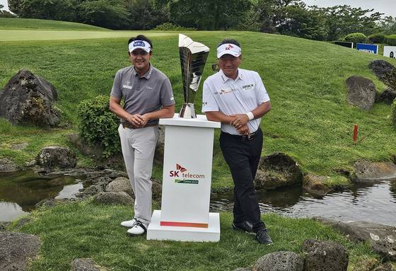 SK텔레콤 오픈을 앞둔 최경주(오른쪽)와 박상현이 지난해 둘의 희비를 가른 18번홀 바위섬에서 우승 트로피와 함께 포즈를 취했다. 송지훈 기자