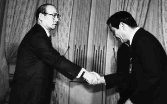 전두환(왼쪽) 전 대통령이 1987년 1월 21일 정호용 내무부 장관에게 임명장을 수여하고 있다. 중앙포토