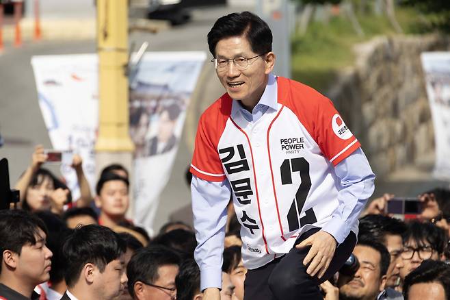 김문수 국민의힘 대선 후보가 14일 경남 밀양시 밀양관아 앞에서 열린 유세에서 시민들에게 지지를 호소하고 있다. 임현동 기자