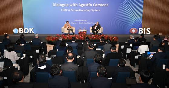 이창용 한국은행 총재와 아구스틴 카르스텐스 국제결제은행(BIS) 사무총장이 2023년 서울 중구 한국은행 별관 컨퍼런스홀에서 중앙은행 디지털화폐(CBDC)와 미래 통화 시스템을 주제로 대담을 나누고 있다. 사진공동취재단