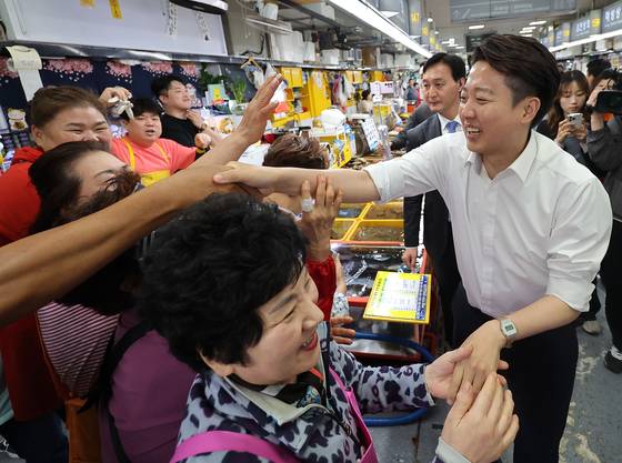 개혁신당 이준석 대선 후보가 14일 부산 자갈치시장을 방문해 상인들과 인사를 나누고 있다. 연합뉴스