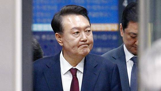 12·3 비상계엄 사태와 관련해 내란 우두머리 혐의 등으로 기소된 윤석열 전 대통령이 지난 12일 서울 서초구 서울중앙지방법원에서 열린 3차 공판을 마친 뒤 법원을 나서고 있다. 사진공동취재단