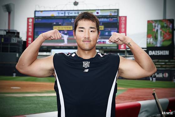 온몸을 근육질로 무장한 KT 신예 외야수 안현민. 5월 괴물 같은 활약을 펼치면서 프로야구 핫가이로 떠올랐다. 사진 KT 위즈