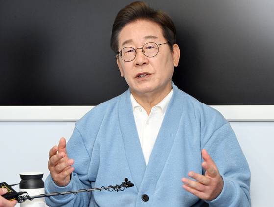 이재명 더불어민주당 대통령 후보가 15일 오전 경남 하동군 영호남 화합 다목적광장에 마련된 버스 스튜디오에서 광주 출신 30대 남성 문유성 씨, 대구 거주 20대 여성 김다니엘 씨, 강유정 의원과 유튜브 K-이니셔TV 케미폭발 '동서화합' 화개장터 라이브를 마친 뒤 취재진 질문에 답하고 있다. 뉴스1