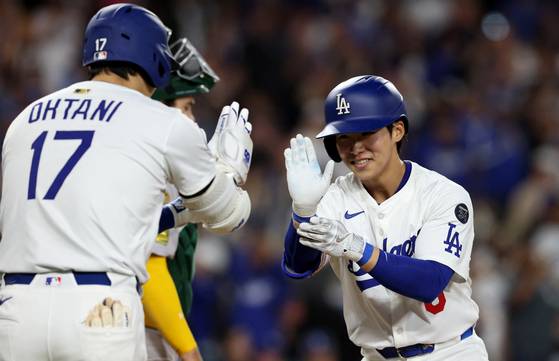 15일(한국시간) 빅리그 첫 홈런을 터트린 뒤 오타니와 하이파이브하는 김혜성. 로이터=연합뉴스