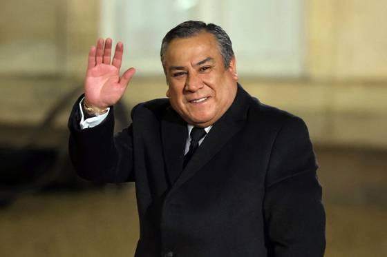 14일(현지시간) 페루 정부는 관보를 통해 구스타보 아드리안센 페루 총리(사진)와 18명 장관 전원이 사임을 결정했다고 알렸다. AFP=연합뉴스