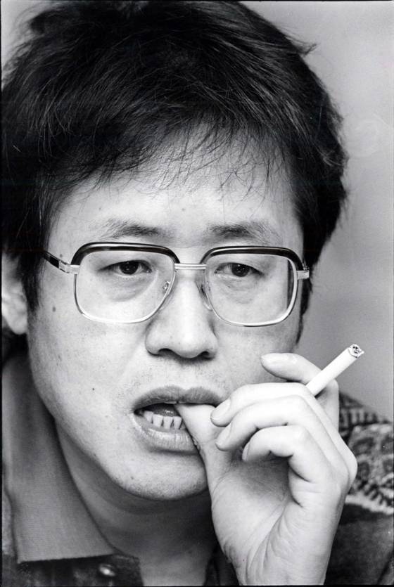 홍준표의 검사 시절 모습. 검찰에서는 홀로 외로운 길을 가는 독고다이였고 정치인이 된 뒤로는 특정 계파에 매이지 않는 외골수였다. 중앙포토