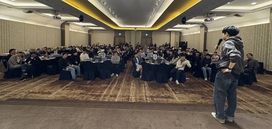 지난 1일 저녁 서울 역삼동 삼정호텔에서 열린 서울대 학생창업 행사 'SNUSV AZIT Bridging Event.레브잇의 강재윤 대표가 참석자들에게 창업 경험을 강연하고 있다. 최준호 기자