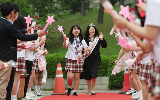 스승의 날인 15일 오전 경기 수원시 팔달구 매향중학교에서 학생들이 스승의날 기념 등굣길 레드카펫 행사를 진행하고 있다. 올해로 4회째를 맞은 이번 행사는 학생회 학생들이 주도적으로 참여해 선생님들의 헌신과 노고에 대한 존경과 감사의 마음을 전했다. 뉴스1