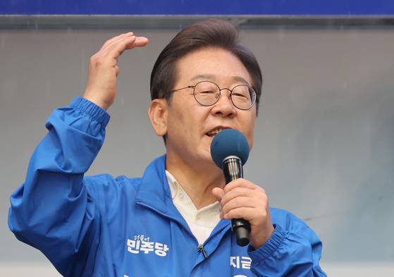 이재명 민주당 대선후보가 15일 전남 순천시 연향동 패션의 거리에서 유세를 하고 있다. 김성룡 기자