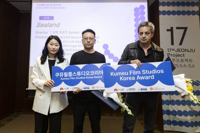 ▲ 장우진 감독의 ‘우주의 흔적’이 전주국제영화제에서 쿠뮤필름스튜디오상을 받았다.