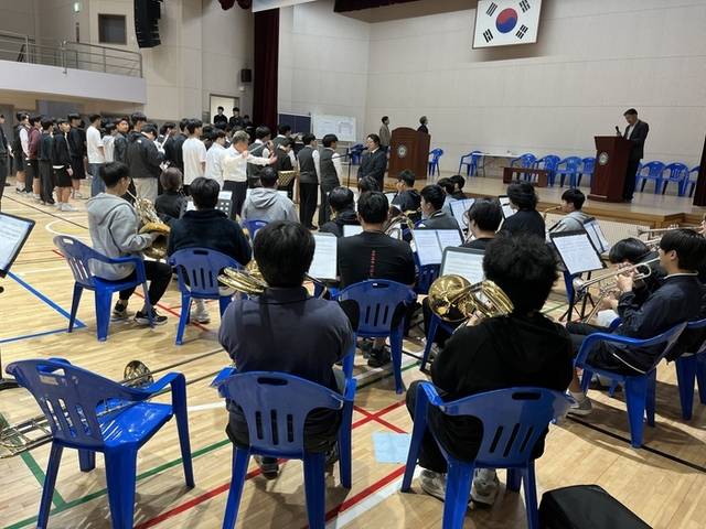 ▲ 춘천 기계공고 관악부 학생들은 15일 스승의날을 맞아 스승의날 노래를 깜짝 연주했다. 이채윤