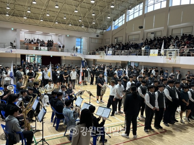 ▲ 춘천 기계공고 관악부 학생들은 15일 스승의날을 맞아 스승의날 노래를 깜짝 연주했다. 이채윤