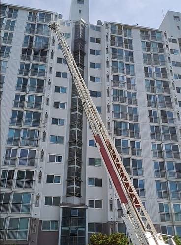 ▲ 15일 오후 3시 50분쯤 강릉시 교동 한 아파트 12층에서 불이 나 4명이 대피하는 일이 발생했다. 강릉소방서 제공