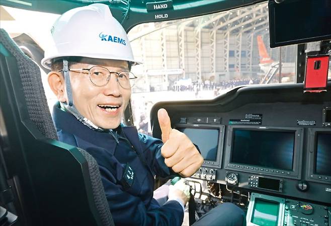 < 사천서 헬기 탄 김문수 > 김문수 국민의힘 대선 후보가 14일 경남 사천에 있는 항공정비업체 한국항공서비스에서 산림청의 산불 진화용 헬리콥터에 탑승했다. 김 후보는 이날 진주 사천 창원 등 당의 주요 지지 기반인 영남 지역을 방문했다. /연합뉴스