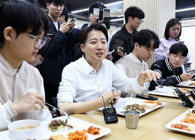 개혁신당 이준석 대선 후보가 15일 서울교육대학교에서 진행한 '학식먹자 이준석' 행사에서 학생들과 점심을 먹으며 대화를 나누고 있다. /연합뉴스