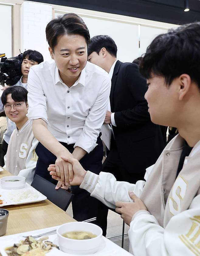 개혁신당 이준석 대선 후보가 15일 서울교육대학교에서 진행한 '학식먹자 이준석' 행사에서 학생들과 악수를 하고 있다. /연합뉴스