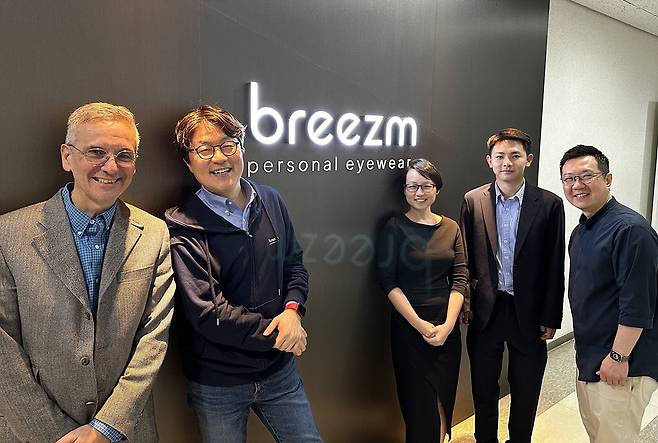 지난해 5월 실사를 위해 브리즘 본사를 방문한 후안 알카세르 하버드 경영대학원(HBS) 석좌교수(왼쪽 첫번째)가 박형진 브리즘 대표(왼쪽 두번째), 성우석 대표(오른쪽 첫번째)와 기념사진을 촬영하고 있다.  /브리즘 제공