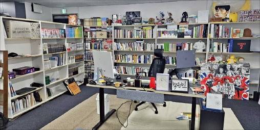 서울 서교동 출판사 ‘무제’ 사무실의 박정민 책장. /설지연 기자