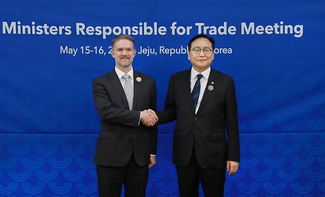 제이미슨 그리어 USTR 대표와 기념촬영하는 정인교 통상교섭본부장. /사진=연합뉴스