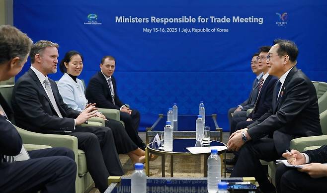 정인교 산업통상자원부 통상교섭본부장(오른쪽 첫번째)이 15일 제주 서귀포시 제주국제컨벤션센터에서 열린 '2025 APEC 통상장관회의'에 참석한 제이미슨 그리어 미국 무역대표부(USTR) 대표와 면담 하고 있다. /사진=연합뉴스