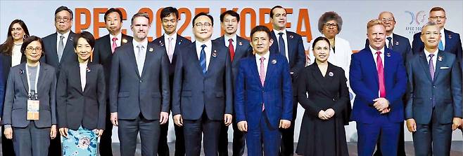 < 관세전쟁 실타래 풀까 > 정인교 산업통상자원부 통상교섭본부장(앞줄 왼쪽 네 번째)이 15일 제주 서귀포시 제주국제컨벤션센터에서 열린 아시아태평양경제협력체(APEC) 통상장관회의 개회식에서 제이미슨 그리어 미국무역대표부(USTR) 대표(앞줄 왼쪽 세 번째), 리청강 중국 상무부 국제무역담판대표 겸 차관(앞줄 오른쪽 네 번째) 등 행사 참석자들과 기념촬영하고 있다.   /산업통상자원부 제공