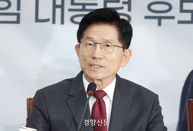 김문수 국민의힘 대선 후보가 15일 국회에서 열린 중앙선대위 회의 및 중앙선대위 임명장 수여식에 참석해 발언하고 있다. 한수빈 기자