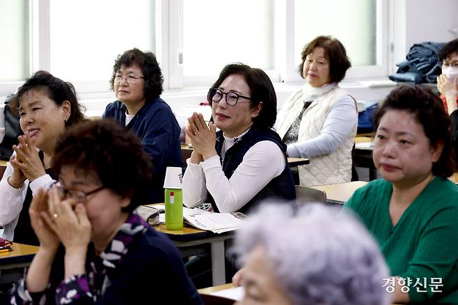15일 서울 마포구 일성여자중고등학교에서 열린 스승의날 행사에서 만학도들이  스승의은혜 노래를 부른 후 눈물을 훔치고 있다.  문재원 기자
