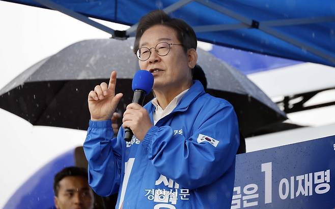 이재명 더불어민주당 대선 후보가 많은 비가 내린 15일 오후 전남 여수시 이순신 광장에서 유세를 하고 있다. 박민규 선임기자