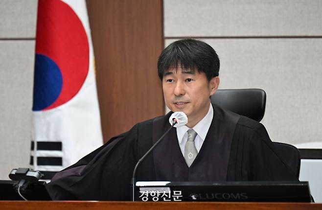 윤석열 전 대통령의 내란 우두머리 혐의 사건을 심리하는 서울중앙지법 형사합의25부 지귀연 부장판사가 지난달 21일 재판에 앞서 사진 촬영을 진행하고 있다. 이준헌 기자