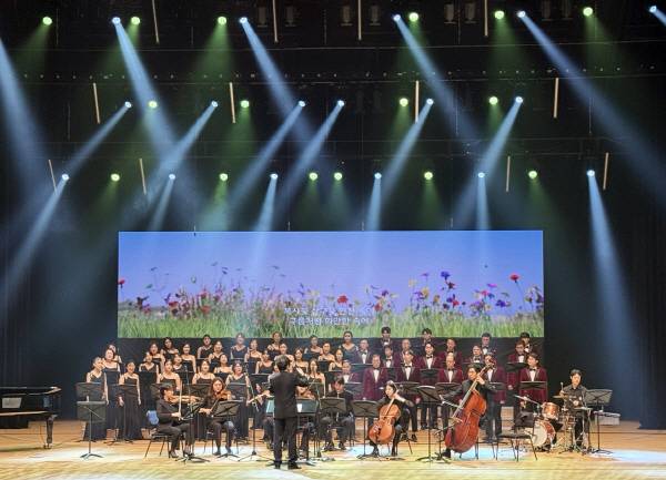 부산시 공무원합창단 ‘B-STAr’(단장 김광회 미래혁신부시장)가 14일 저녁 부산문화회관 대극장에서 정기공연을 통해 부산시민들과 따뜻한 감동을 나눴다.