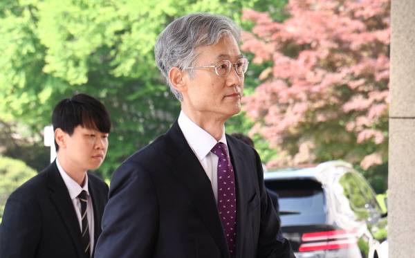 국회 법사위의 청문회가 예정된 14일 오전 조희대 대법원장이 대법원으로 출근하고 있다. 연합뉴스