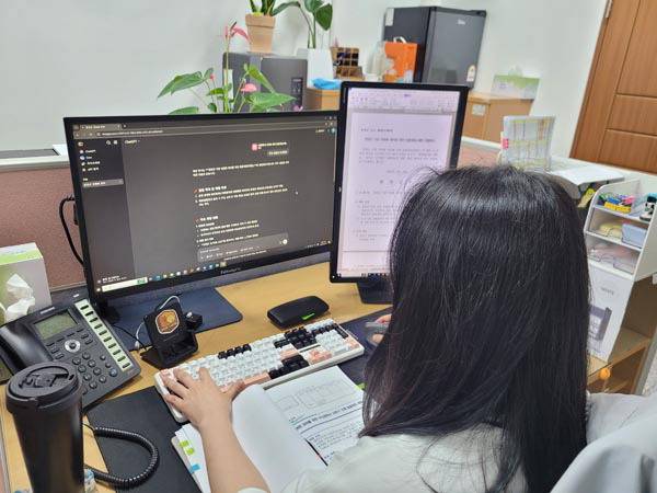 15일 부산 사하구 업무혁신계 직원이 인공지능(AI) 서비스를 이용해 업무를 보고 있다. 사하구 제공