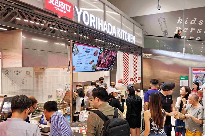 Lotte Mart's special Yorihada Kitchen deli section in Lotte Mart Express at the FairPrice Xtra VivoCity branch, in Singapore (Lotte Mart)