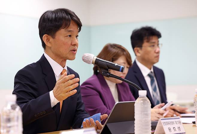 First Vice Minister of Culture, Sports and Tourism Yong Ho-seong (left) speaks at a press conference on Thursday at the National Museum of Modern and Contemporary Art in Seoul. (Culture Ministry)