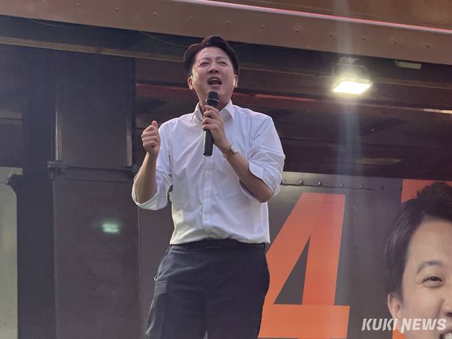 개혁신당 이준석 후보가 14일 부산 서면에서 유세하고 있다. 송금종 기자&nbsp;